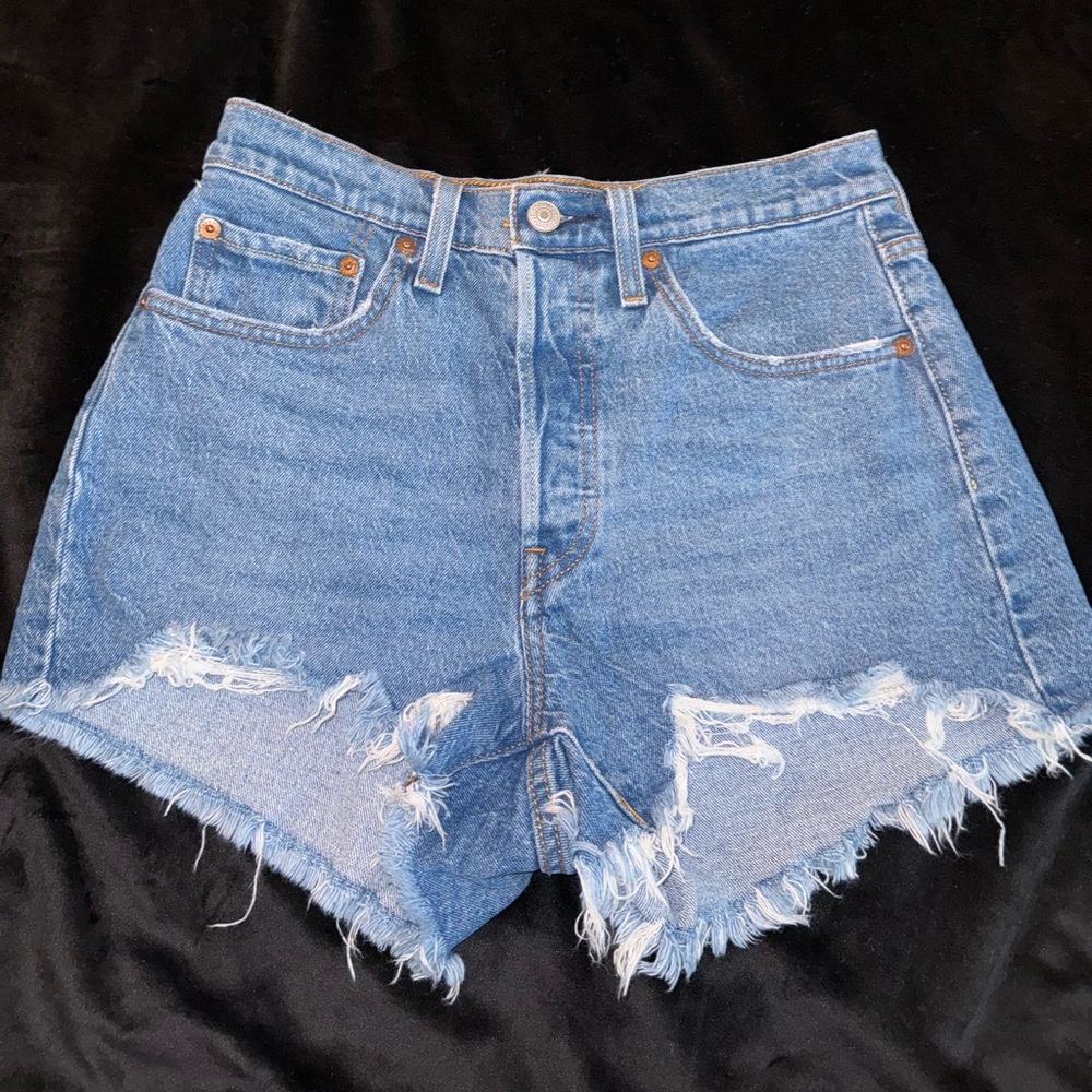 LEVI’S DENIM SHORTS